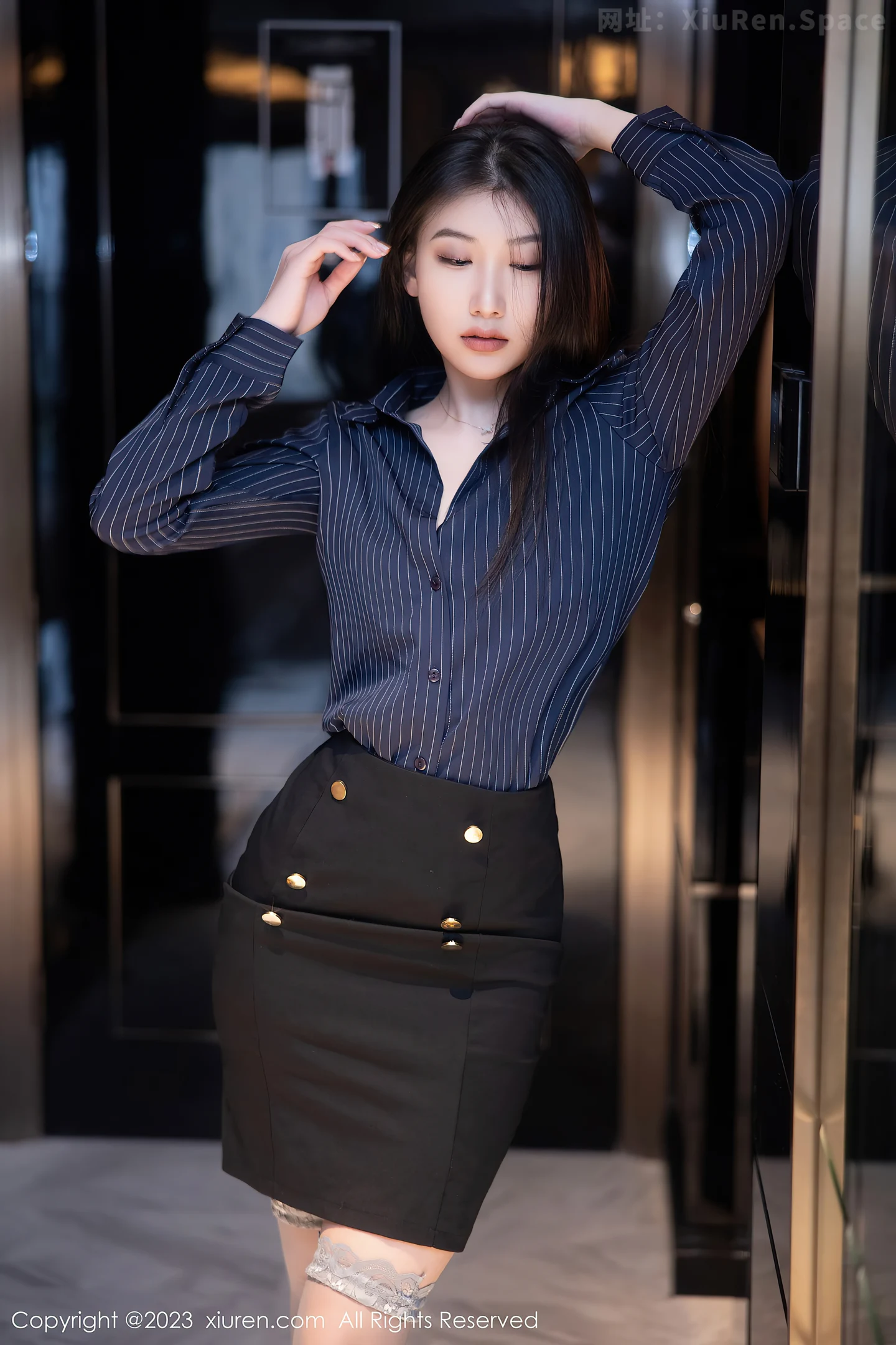 图片[4]-[XiuRen秀人网] 2023.03.15 VOL.6418 李佳芮Cherie 黑色OL制服与蕾丝情趣内衣加灰丝美腿性感私房写真集-秀人网官方网站